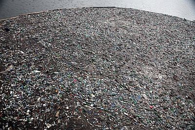 Typické pro všechny zdejší přehrady - tuny odpadků